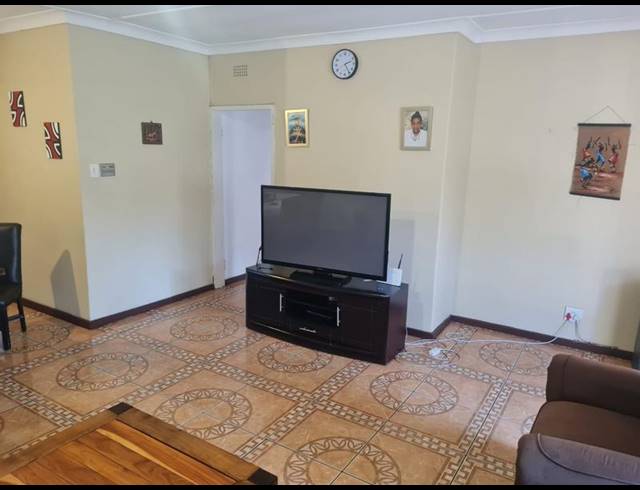 4 BEDROOM PROPERTY TO RENT IN LAMBTON GARDENS